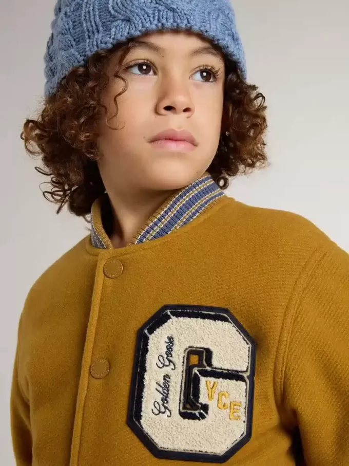 Cazadora bomber infantil de lana en color amarillo ocre con parche Cazadora bomber infantil de lana en color amarillo ocre con parche