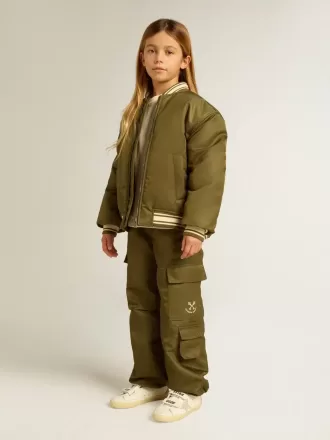 Cazadora bomber infantil de nailon verde militar con letras en la espalda Cazadora bomber infantil de nailon verde militar con letras en la espalda