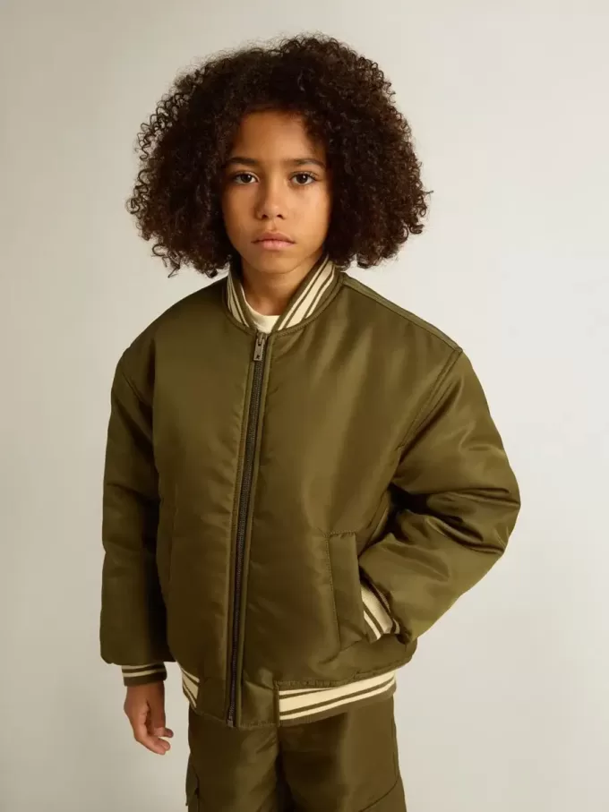 Cazadora bomber infantil de nailon verde militar con letras en la espalda Cazadora bomber infantil de nailon verde militar con letras en la espalda