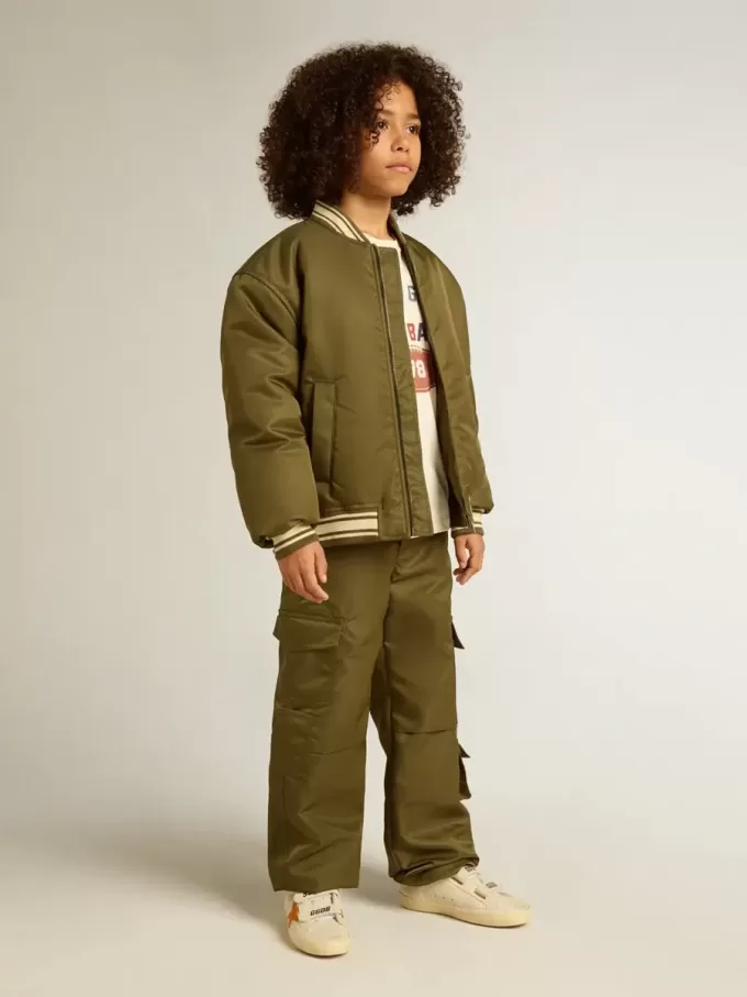 Cazadora bomber infantil de nailon verde militar con letras en la espalda Cazadora bomber infantil de nailon verde militar con letras en la espalda