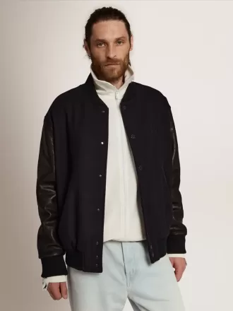 Cazadora bomber para hombre en lana azul oscuro con mangas de cuero Cazadora bomber para hombre en lana azul oscuro con mangas de cuero