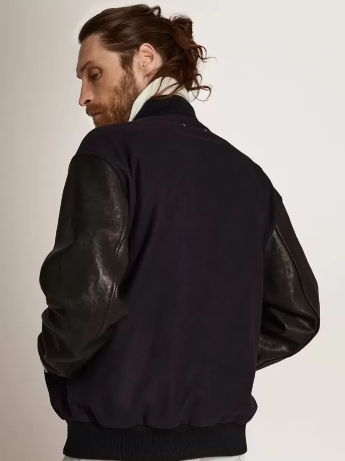 Cazadora bomber para hombre en lana azul oscuro con mangas de cuero Cazadora bomber para hombre en lana azul oscuro con mangas de cuero