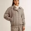 Cazadora bomber para mujer en lana marrón crudo con diseño en espiga Cazadora bomber para mujer en lana marrón crudo con diseño en espiga