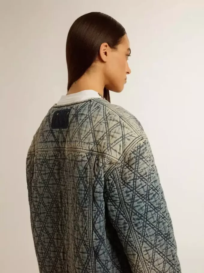 Chaqueta acolchada azul para mujer en denim de algodón con acabado desgastado Chaqueta acolchada azul para mujer en denim de algodón con acabado desgastado