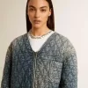 Chaqueta acolchada azul para mujer en denim de algodón con acabado desgastado Chaqueta acolchada azul para mujer en denim de algodón con acabado desgastado