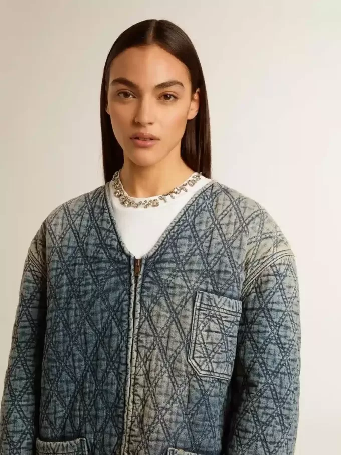 Chaqueta acolchada azul para mujer en denim de algodón con acabado desgastado Chaqueta acolchada azul para mujer en denim de algodón con acabado desgastado