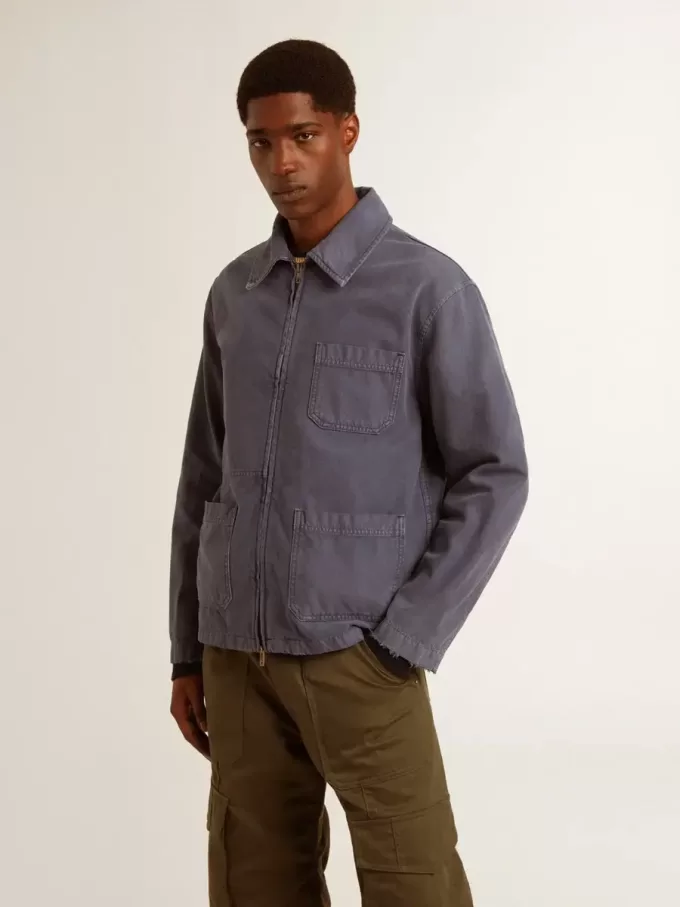 Chaqueta azul para hombre en algodón denim con tratamiento desgastado Chaqueta azul para hombre en algodón denim con tratamiento desgastado