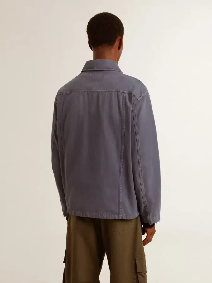 Chaqueta azul para hombre en algodón denim con tratamiento desgastado Chaqueta azul para hombre en algodón denim con tratamiento desgastado