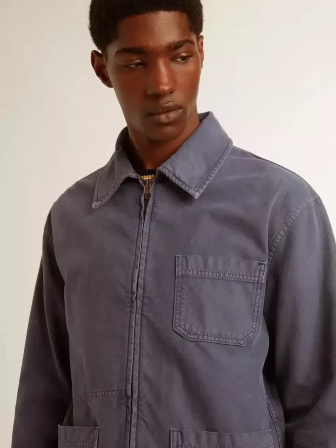 Chaqueta azul para hombre en algodón denim con tratamiento desgastado Chaqueta azul para hombre en algodón denim con tratamiento desgastado