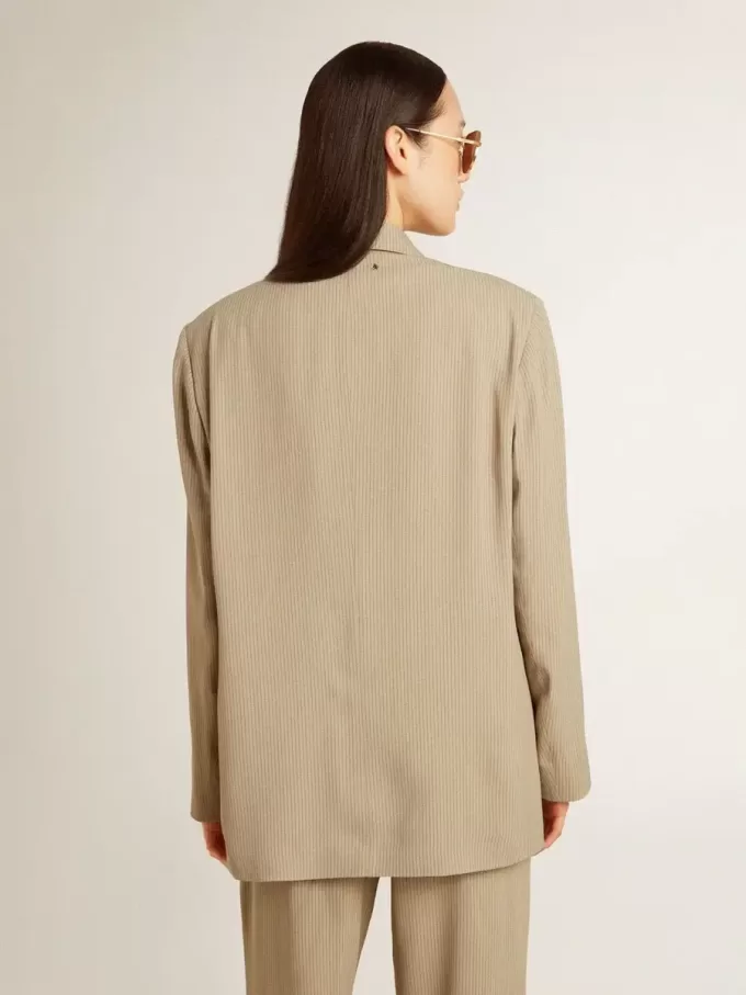 Chaqueta beige de rayas finas para mujer, de corte oversize y botonadura sencilla Chaqueta beige de rayas finas para mujer, de corte oversize y botonadura sencilla