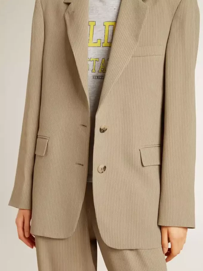 Chaqueta beige de rayas finas para mujer, de corte oversize y botonadura sencilla Chaqueta beige de rayas finas para mujer, de corte oversize y botonadura sencilla