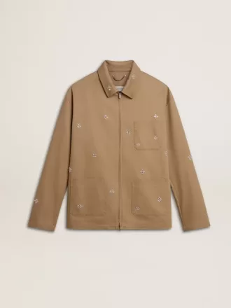 Chaqueta beige para hombre con bordado floral y cremallera completa