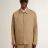 Chaqueta beige para hombre con bordado floral y cremallera completa
