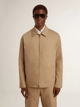 Chaqueta beige para hombre con bordado floral y cremallera completa