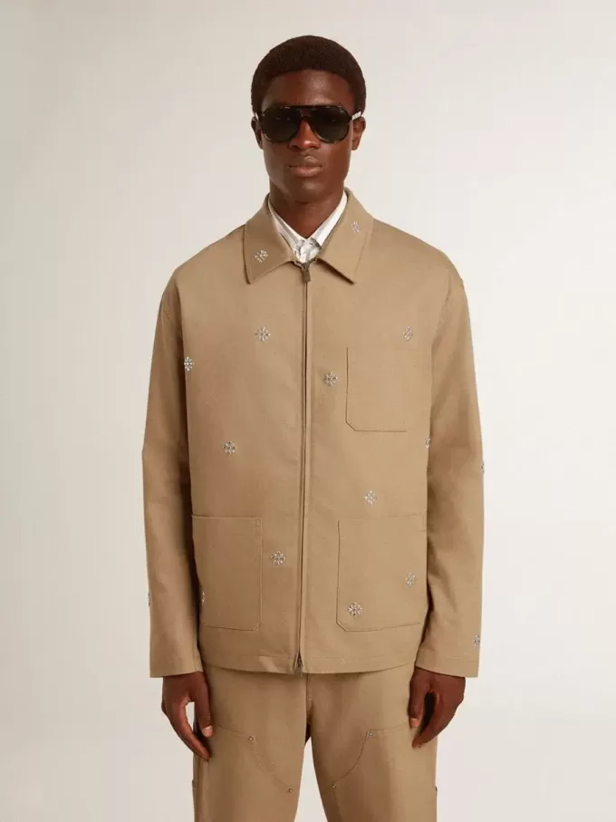 Chaqueta beige para hombre con bordado floral y cremallera completa