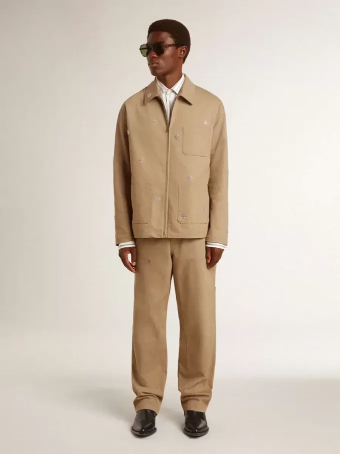 Chaqueta beige para hombre con bordado floral y cremallera completa