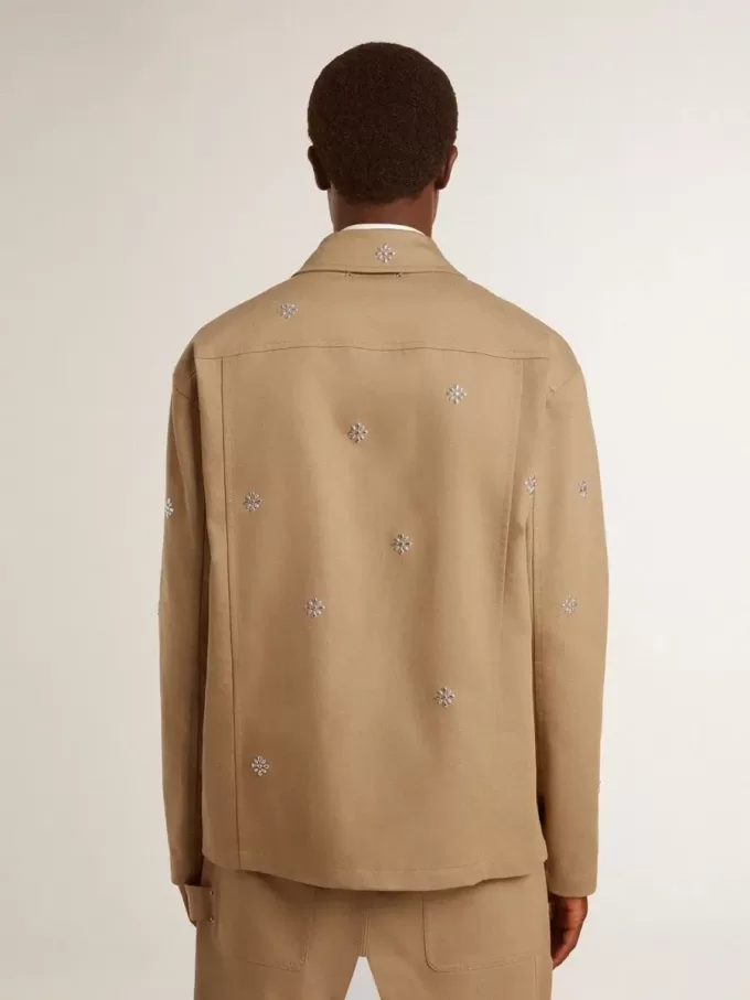 Chaqueta beige para hombre con bordado floral y cremallera completa