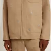 Chaqueta beige para hombre con bordado floral y cremallera completa