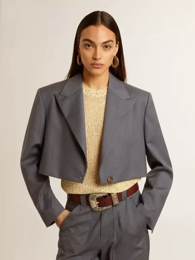 Chaqueta corta de mujer de lana azul claro con botonadura sencilla Chaqueta corta de mujer de lana azul claro con botonadura sencilla