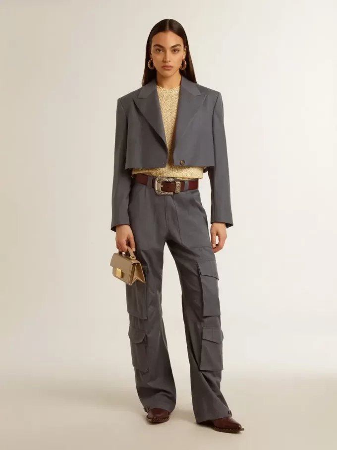 Chaqueta corta de mujer de lana azul claro con botonadura sencilla Chaqueta corta de mujer de lana azul claro con botonadura sencilla