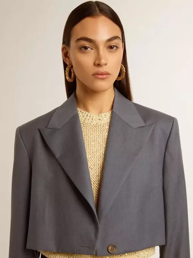 Chaqueta corta de mujer de lana azul claro con botonadura sencilla Chaqueta corta de mujer de lana azul claro con botonadura sencilla