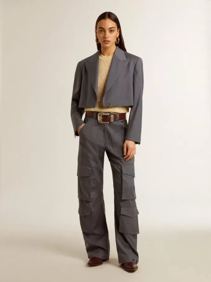 Chaqueta corta de mujer de lana azul claro con botonadura sencilla Chaqueta corta de mujer de lana azul claro con botonadura sencilla