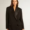 Chaqueta de esmoquin para mujer en gabardina de lana negra. Chaqueta de esmoquin para mujer en gabardina de lana negra.
