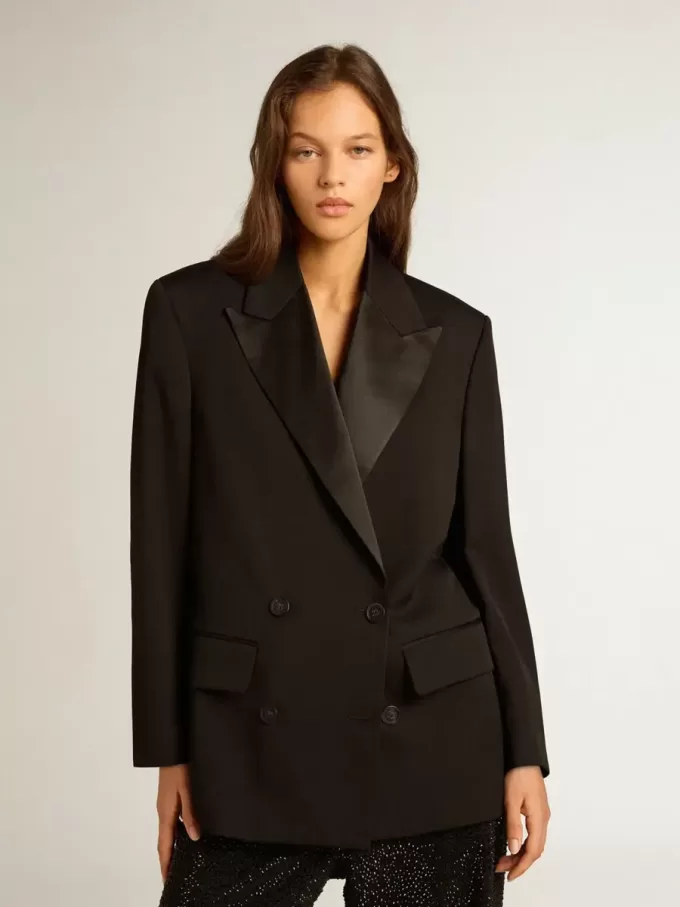 Chaqueta de esmoquin para mujer en gabardina de lana negra. Chaqueta de esmoquin para mujer en gabardina de lana negra.