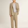 Chaqueta de hombre beige a rayas con un corte oversize y botonadura sencilla. Chaqueta de hombre beige a rayas con un corte oversize y botonadura sencilla.
