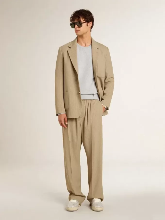 Chaqueta de hombre beige a rayas con un corte oversize y botonadura sencilla. Chaqueta de hombre beige a rayas con un corte oversize y botonadura sencilla.