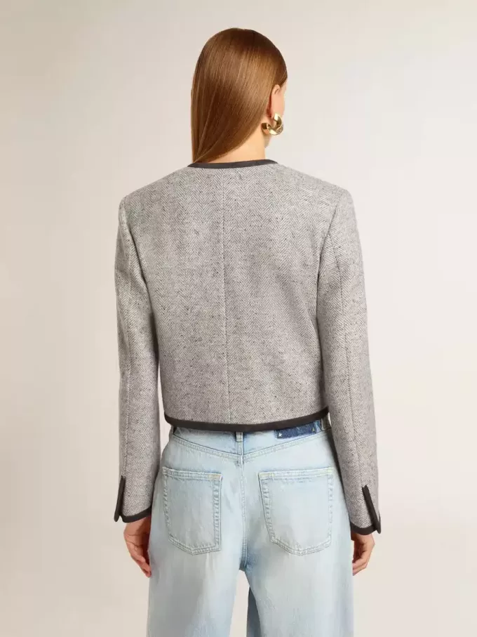 Chaqueta de lana y seda gris para mujer con ribete de ante negro Chaqueta de lana y seda gris para mujer con ribete de ante negro