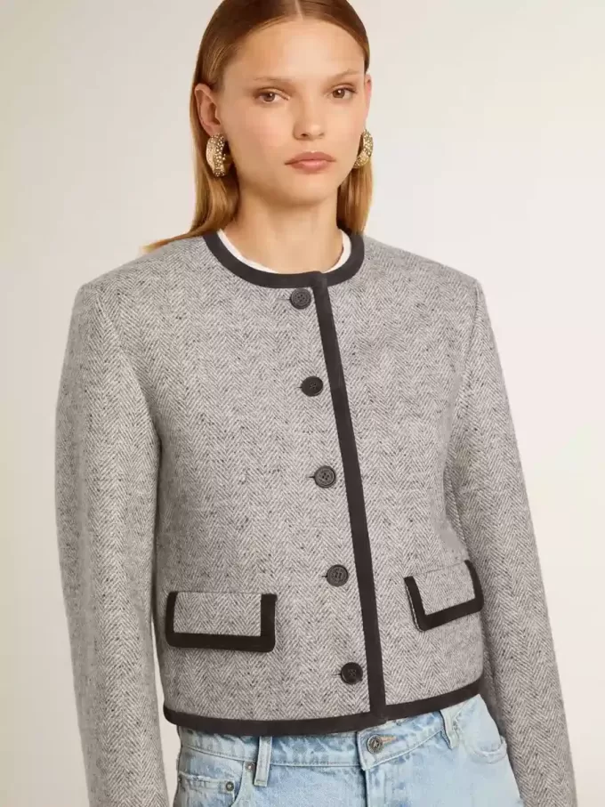 Chaqueta de lana y seda gris para mujer con ribete de ante negro Chaqueta de lana y seda gris para mujer con ribete de ante negro