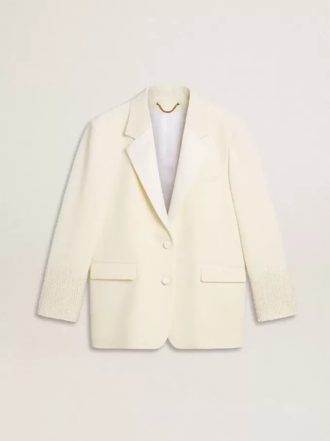 Chaqueta oversize de botonadura sencilla en color blanco con efecto seda y bordados Chaqueta oversize de botonadura sencilla en color blanco con efecto seda y bordados
