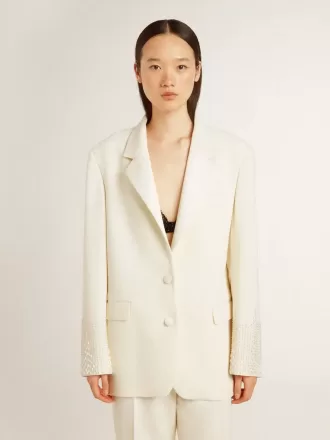 Chaqueta oversize de botonadura sencilla en color blanco con efecto seda y bordados