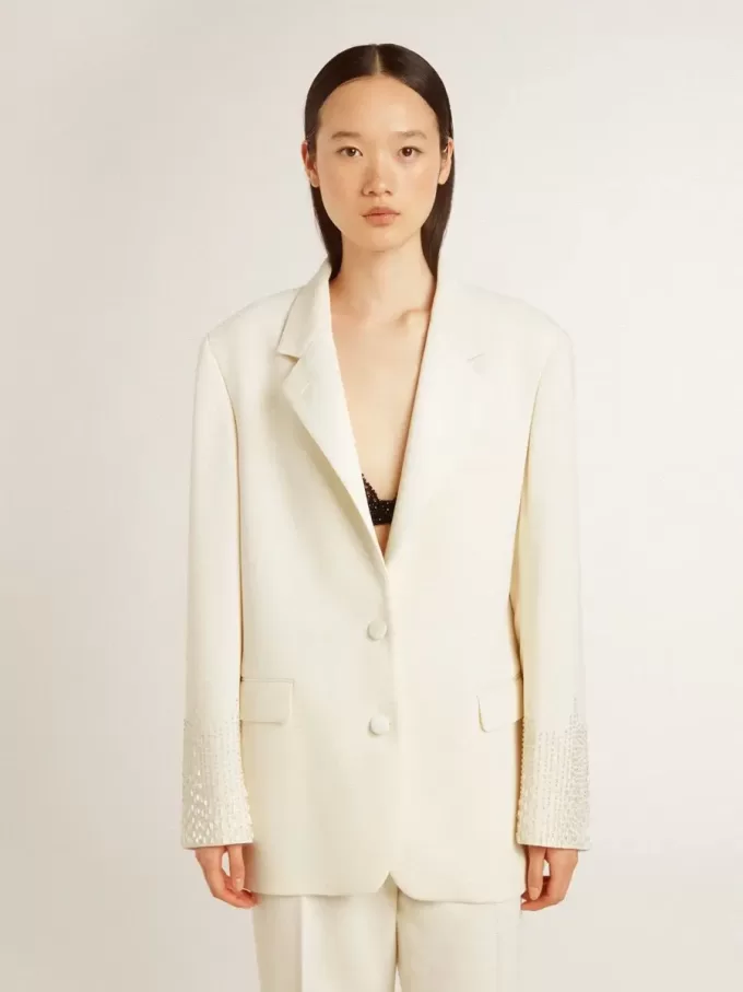 Chaqueta oversize de botonadura sencilla en color blanco con efecto seda y bordados Chaqueta oversize de botonadura sencilla en color blanco con efecto seda y bordados