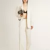 Chaqueta oversize de botonadura sencilla en color blanco con efecto seda y bordados Chaqueta oversize de botonadura sencilla en color blanco con efecto seda y bordados