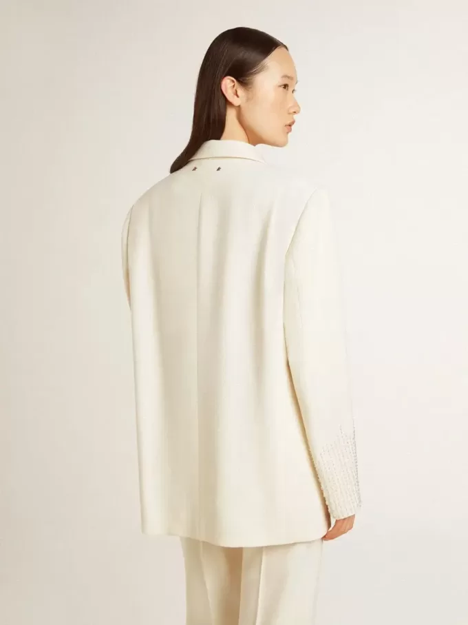 Chaqueta oversize de botonadura sencilla en color blanco con efecto seda y bordados Chaqueta oversize de botonadura sencilla en color blanco con efecto seda y bordados