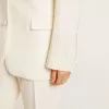 Chaqueta oversize de botonadura sencilla en color blanco con efecto seda y bordados Chaqueta oversize de botonadura sencilla en color blanco con efecto seda y bordados