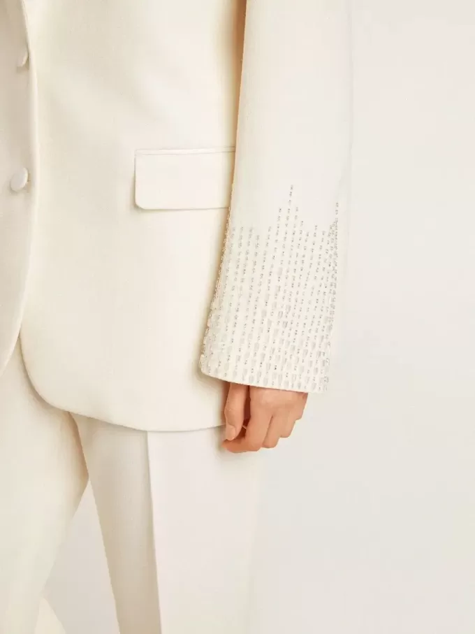 Chaqueta oversize de botonadura sencilla en color blanco con efecto seda y bordados Chaqueta oversize de botonadura sencilla en color blanco con efecto seda y bordados