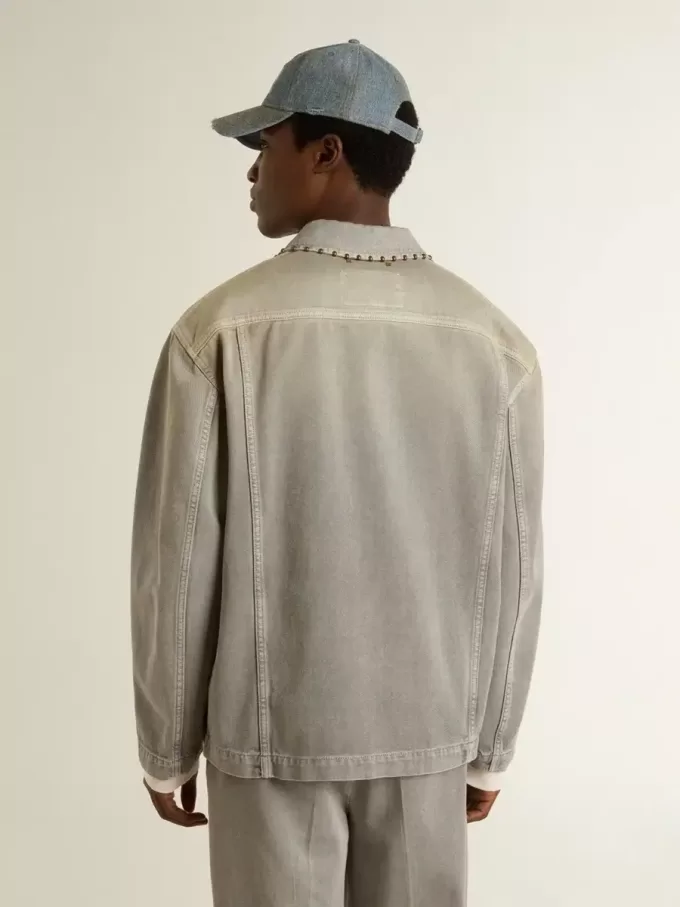 Chaqueta vaquera gris para hombre con tachuelas Chaqueta vaquera gris para hombre con tachuelas