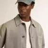 Chaqueta vaquera gris para hombre con tachuelas Chaqueta vaquera gris para hombre con tachuelas