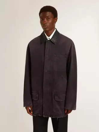 Chaqueta vaquera para hombre con detalles desgastados y cuello de cuero