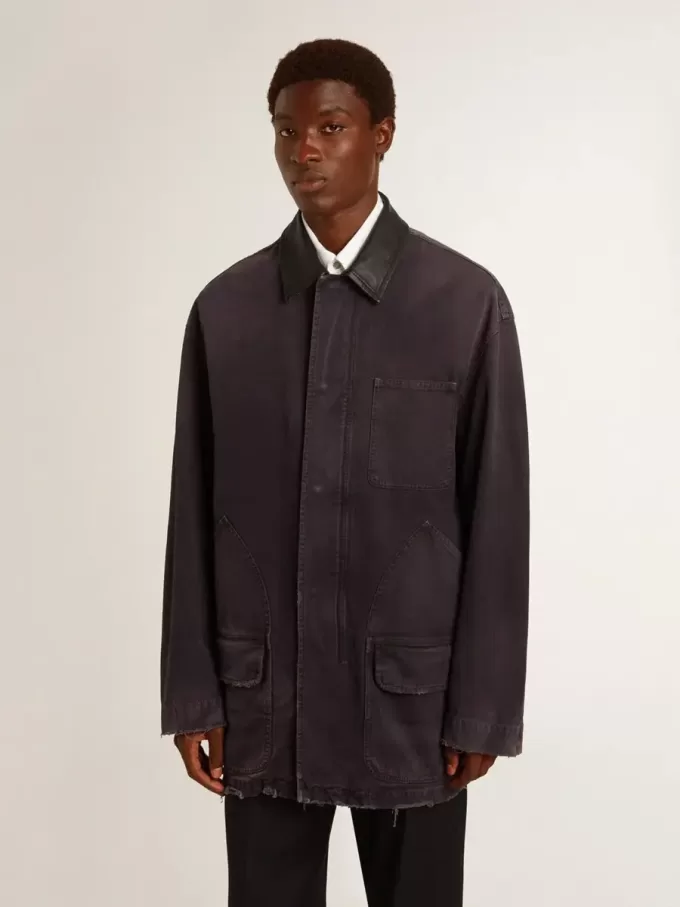Chaqueta vaquera para hombre con detalles desgastados y cuello de cuero Chaqueta vaquera para hombre con detalles desgastados y cuello de cuero