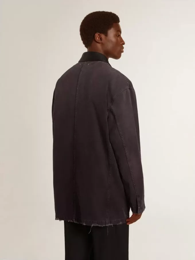 Chaqueta vaquera para hombre con detalles desgastados y cuello de cuero Chaqueta vaquera para hombre con detalles desgastados y cuello de cuero