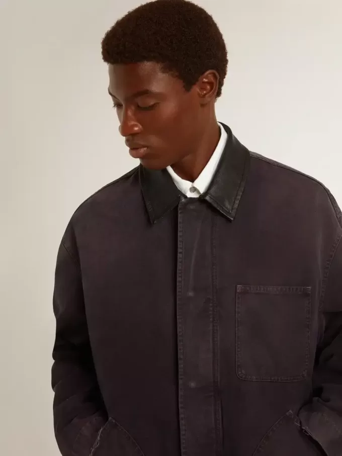 Chaqueta vaquera para hombre con detalles desgastados y cuello de cuero Chaqueta vaquera para hombre con detalles desgastados y cuello de cuero