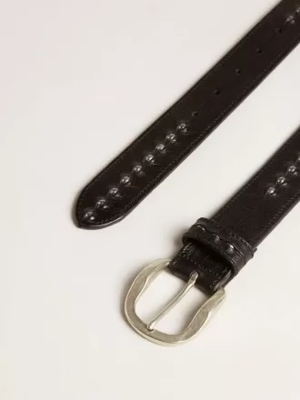 Cinturón de cuero negro con tachuelas