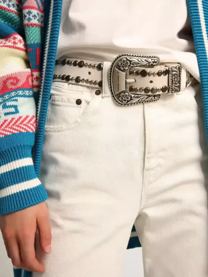 Cinturón de mujer en piel blanca con tachuelas de colores Cinturón de mujer en piel blanca con tachuelas de colores