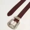 Cinturón de mujer en piel burdeos con hebilla plateada decorada Cinturón de mujer en piel burdeos con hebilla plateada decorada