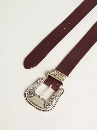 Cinturón de mujer en piel burdeos con hebilla plateada decorada