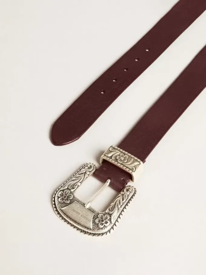 Cinturón de mujer en piel burdeos con hebilla plateada decorada Cinturón de mujer en piel burdeos con hebilla plateada decorada